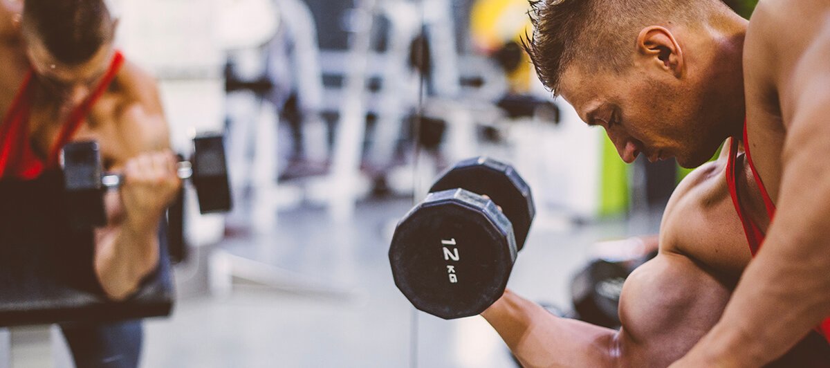 blogImages__2 Deca Durabolin bodybuilder working out in gym - Steroids Online Canada