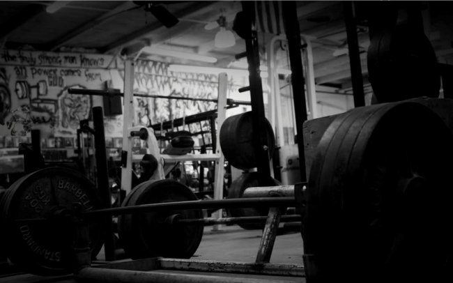 Testosterone blog Picture - Old school gym black and white picture - bench press and squats